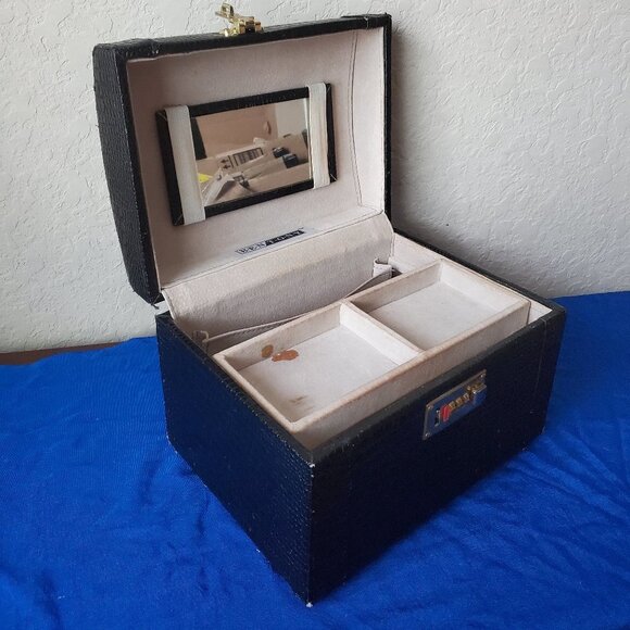 VTG Bentony embossed train case - Picture 11 of 16